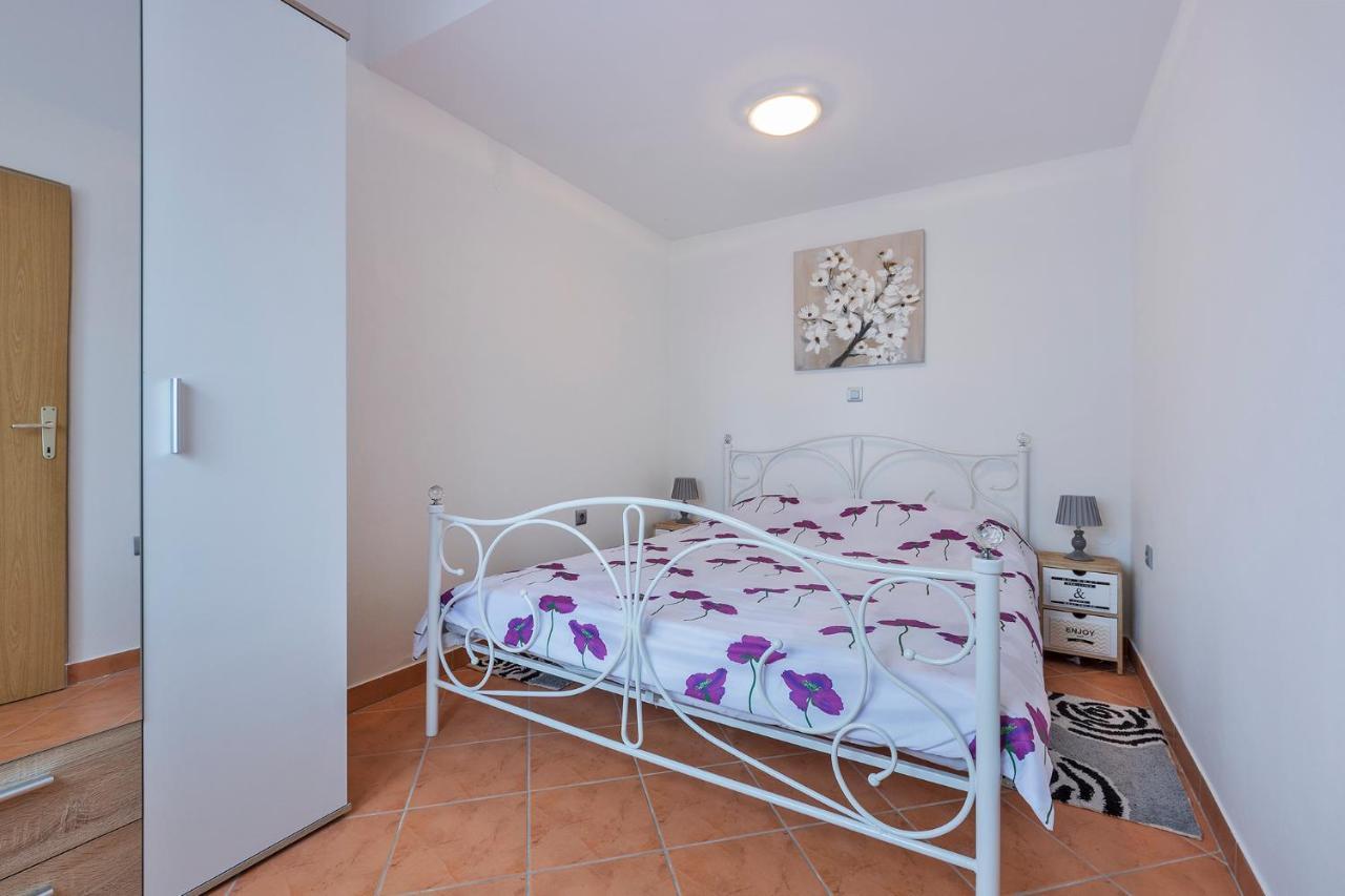Apartments Tina & Denis พูลา ภายนอก รูปภาพ