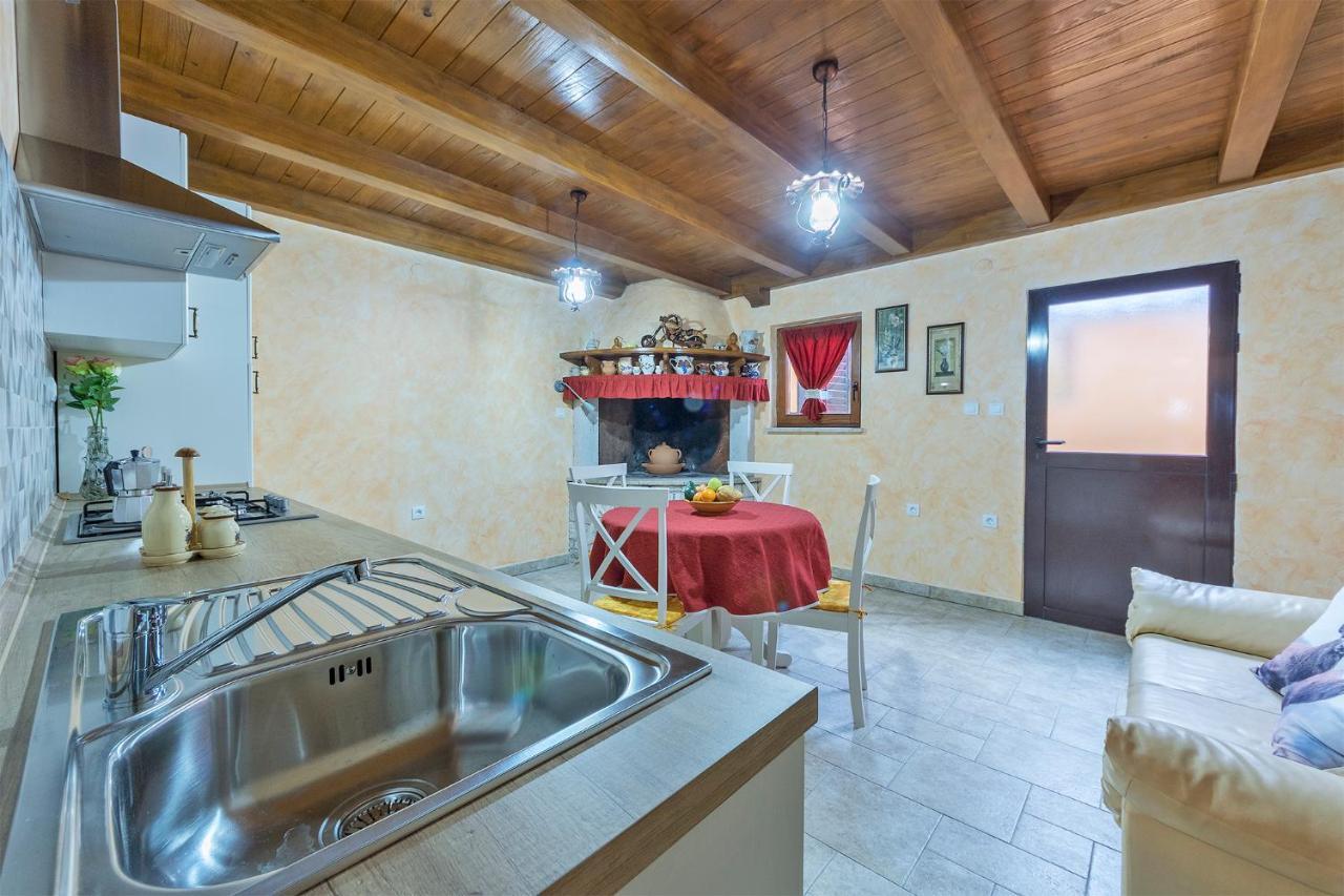 Apartments Tina & Denis พูลา ภายนอก รูปภาพ
