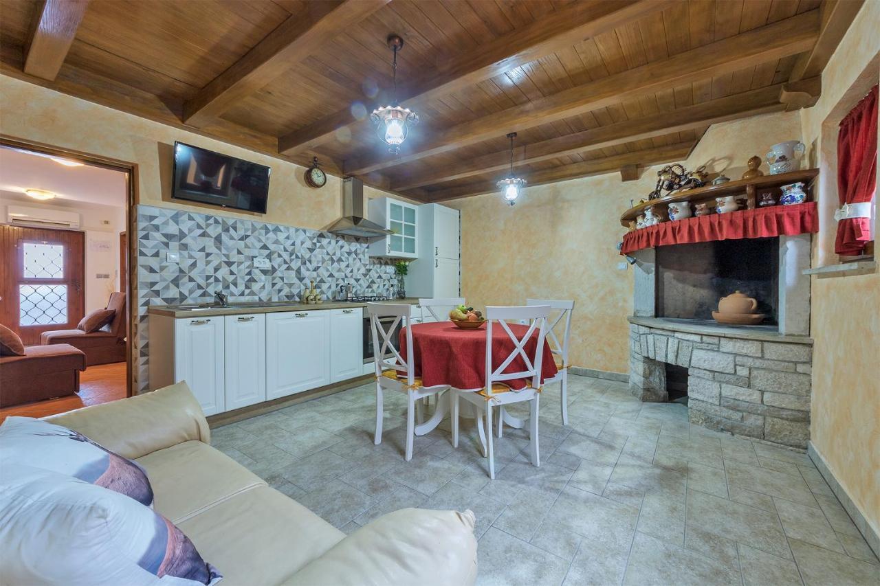 Apartments Tina & Denis พูลา ภายนอก รูปภาพ