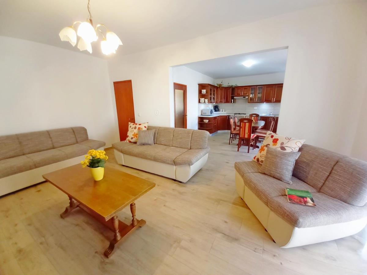 Apartments Tina & Denis พูลา ภายนอก รูปภาพ