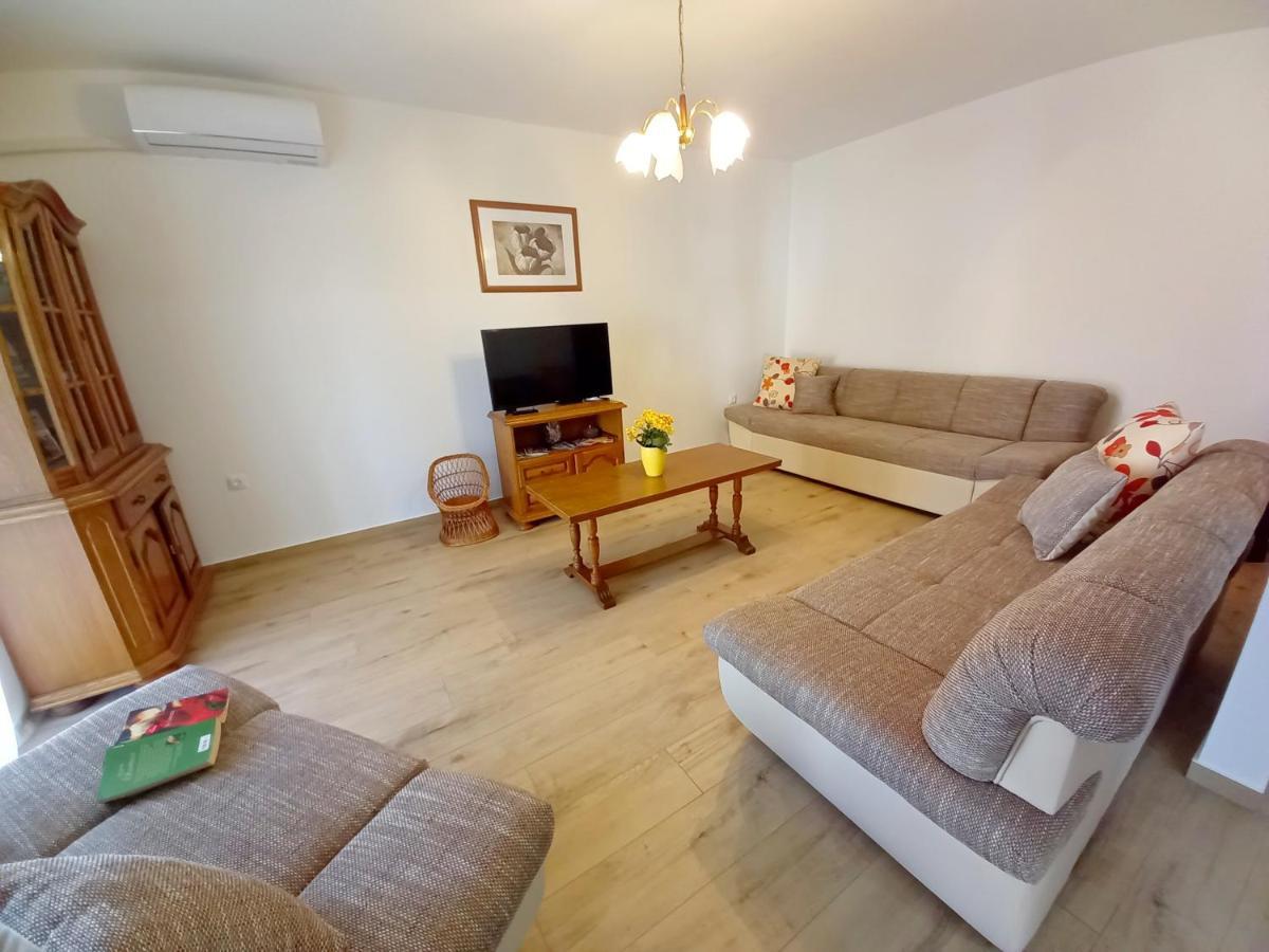Apartments Tina & Denis พูลา ภายนอก รูปภาพ