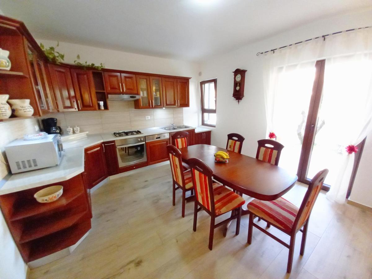 Apartments Tina & Denis พูลา ภายนอก รูปภาพ