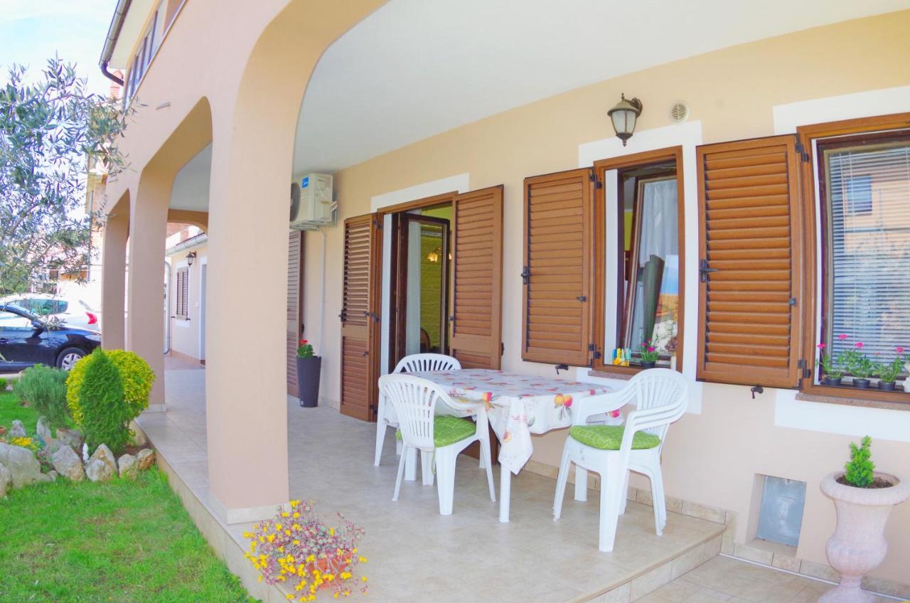 Apartments Tina & Denis พูลา ภายนอก รูปภาพ