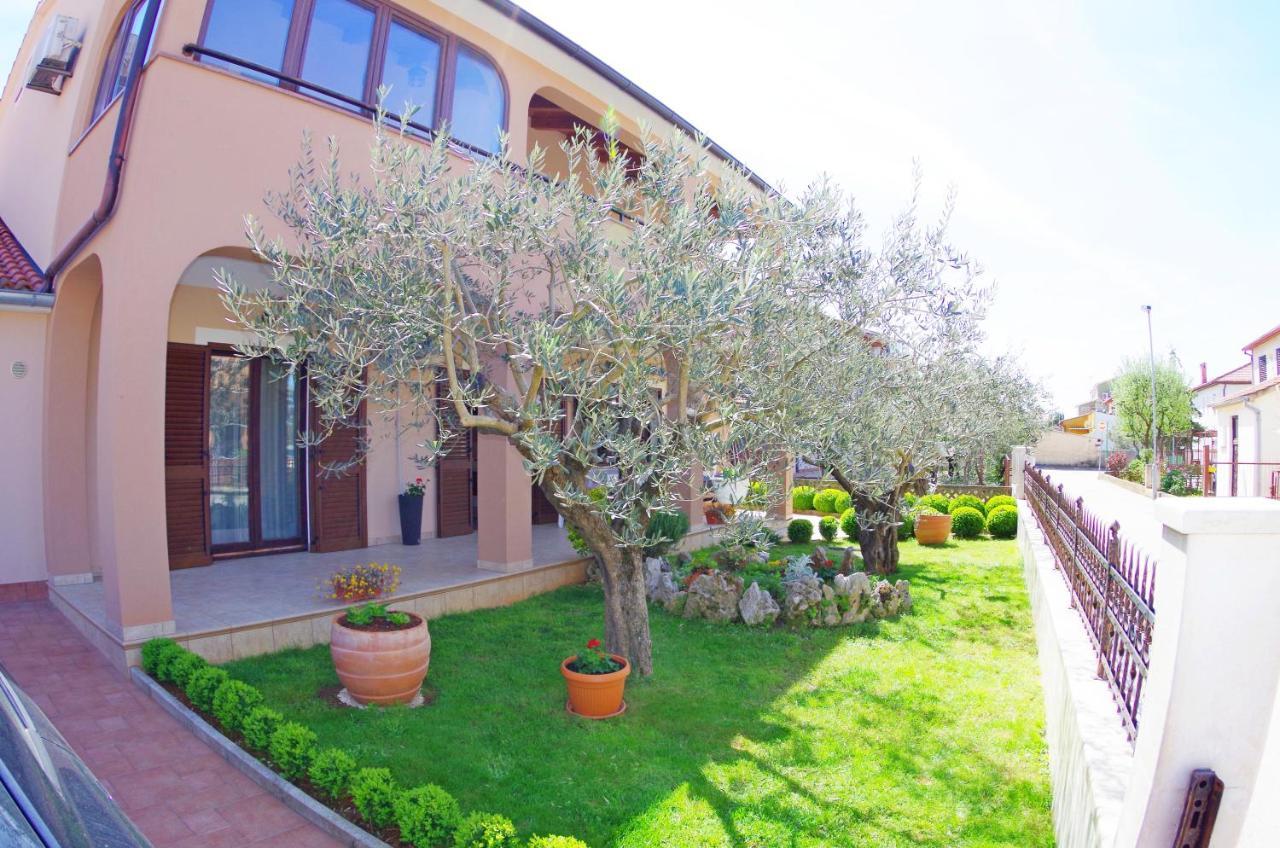 Apartments Tina & Denis พูลา ภายนอก รูปภาพ