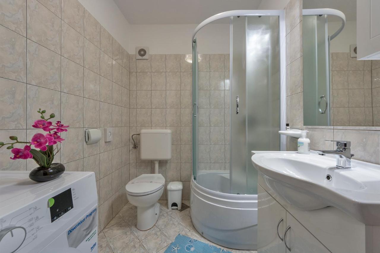 Apartments Tina & Denis พูลา ภายนอก รูปภาพ