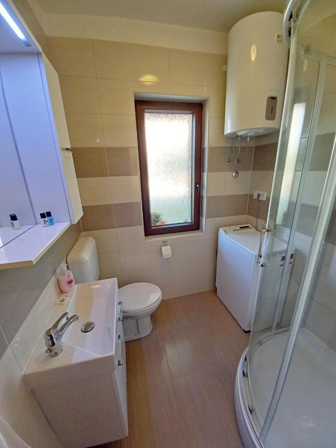 Apartments Tina & Denis พูลา ภายนอก รูปภาพ