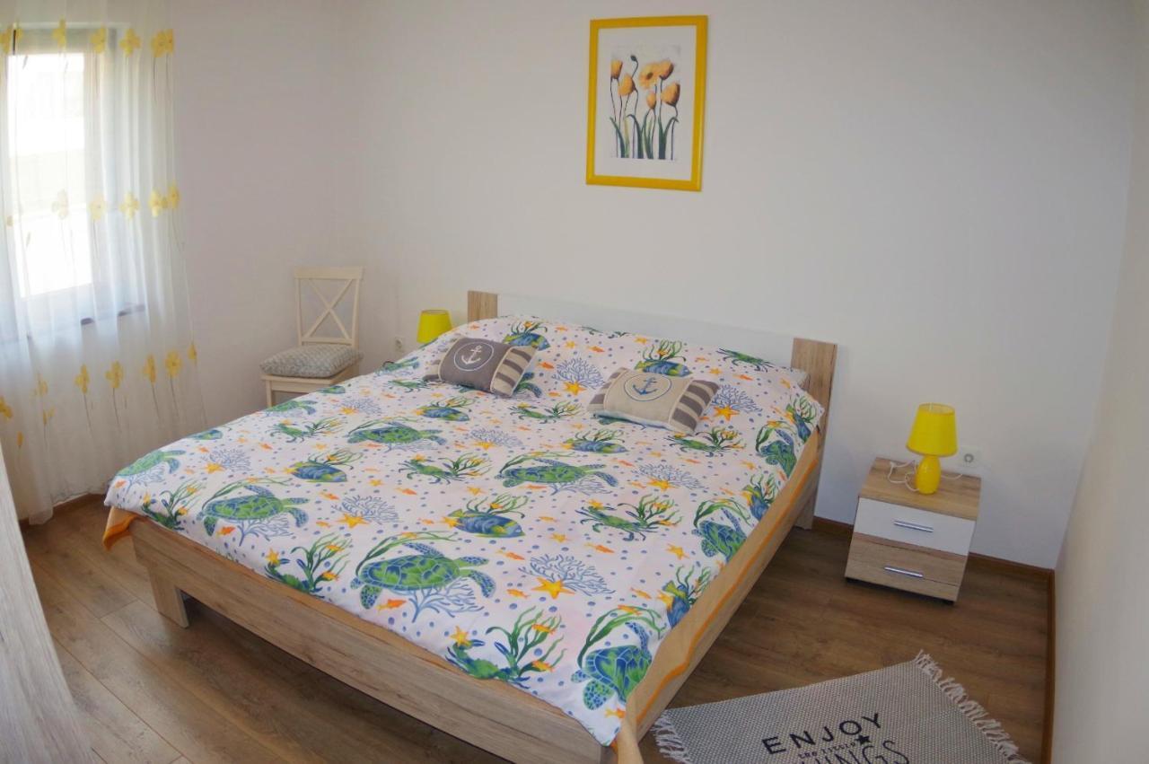 Apartments Tina & Denis พูลา ภายนอก รูปภาพ