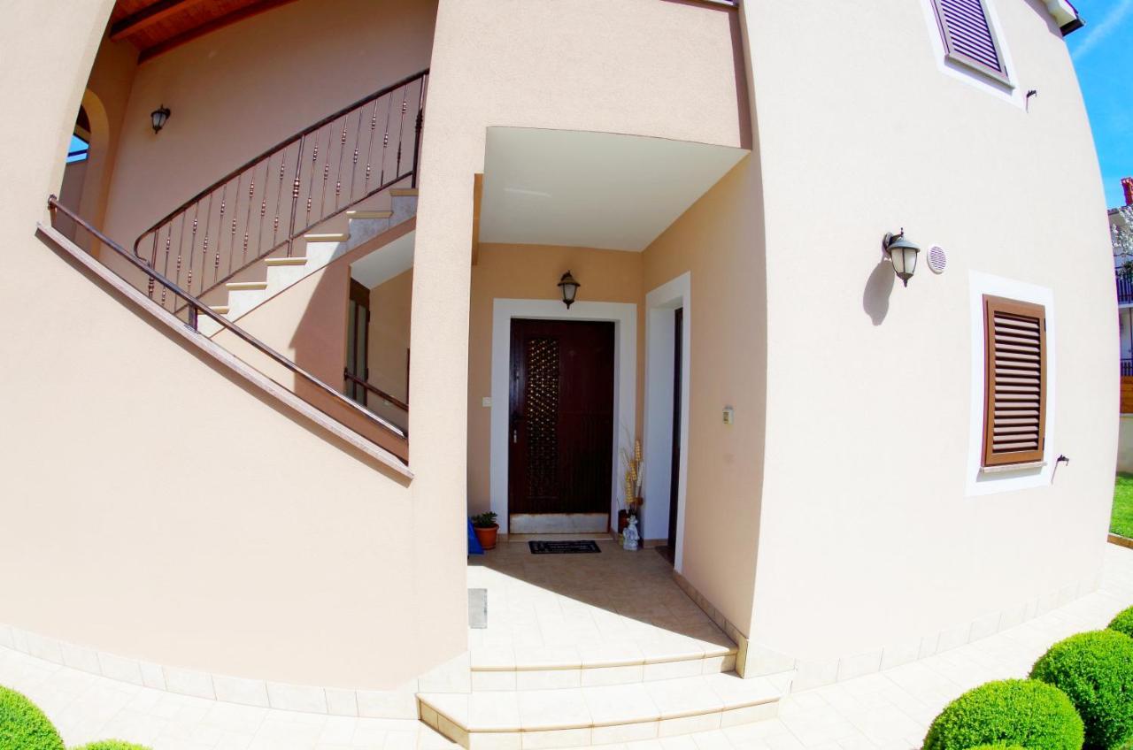 Apartments Tina & Denis พูลา ภายนอก รูปภาพ