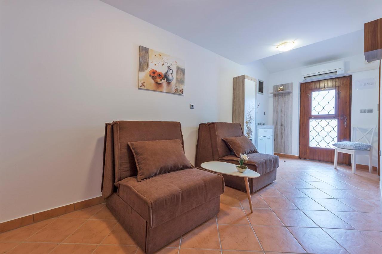 Apartments Tina & Denis พูลา ภายนอก รูปภาพ
