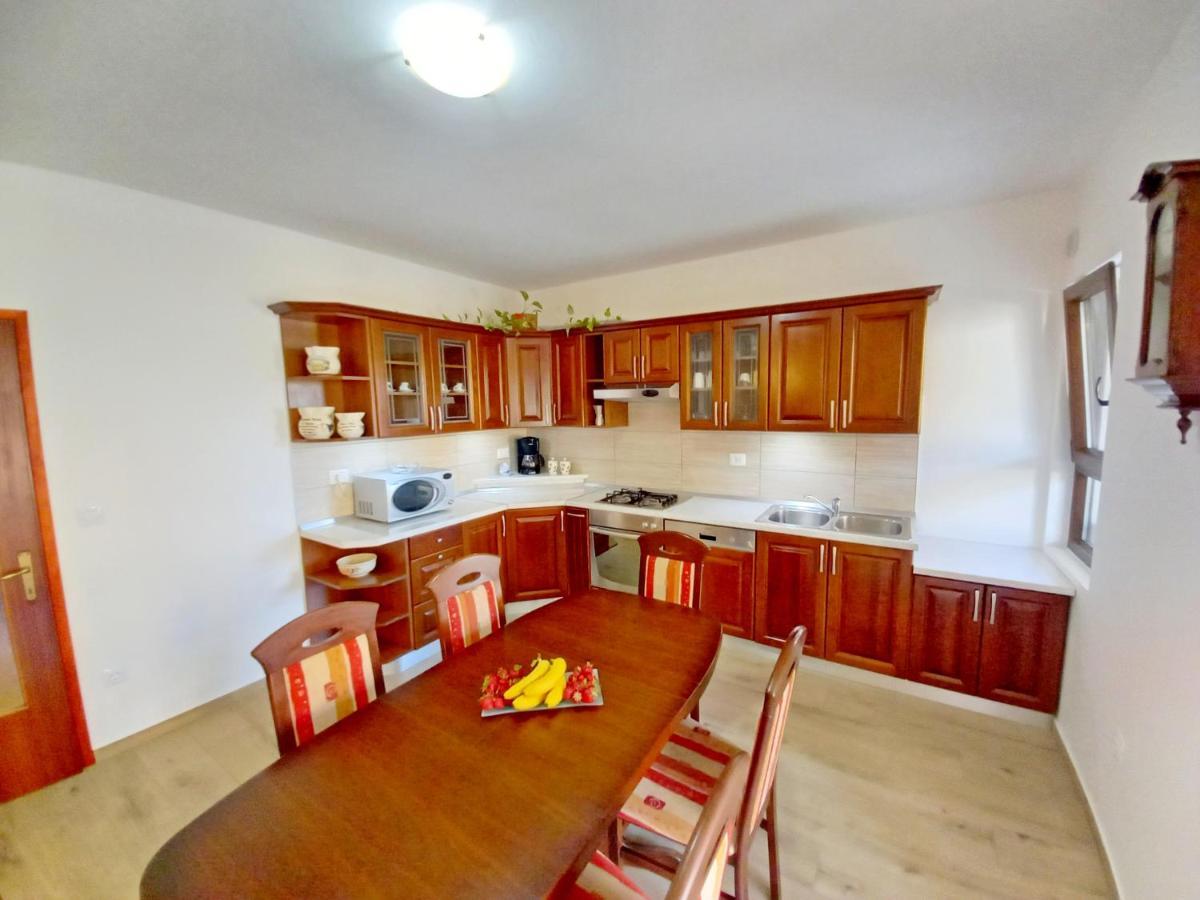 Apartments Tina & Denis พูลา ภายนอก รูปภาพ