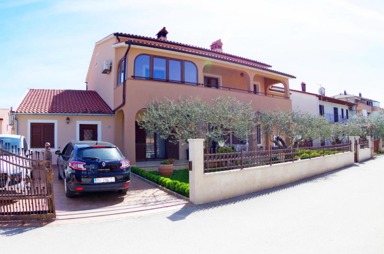 Apartments Tina & Denis พูลา ภายนอก รูปภาพ